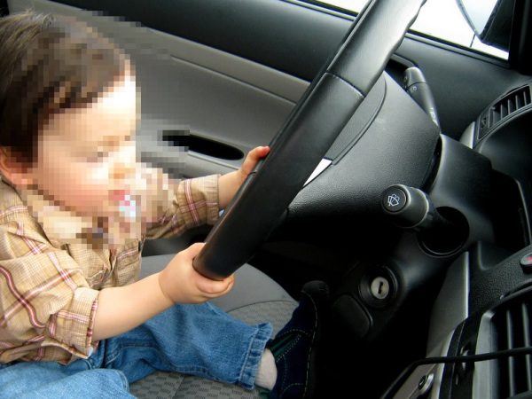 Autót vezető kisgyerek okozott közlekedési balesetet, egy embert is elütött! - Csak pár percre hagyták magára a szülei