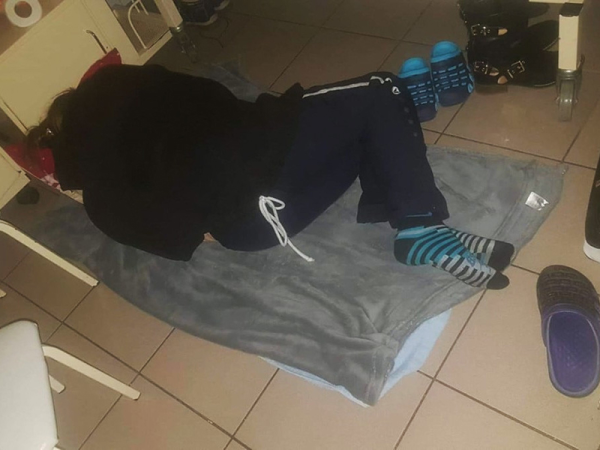 Hiába kaptak ágyakat, továbbra is a földön alszanak az anyukák a Heim Pál kórházban - Megszólalt az Ágyat az anyukáknak kitalálója