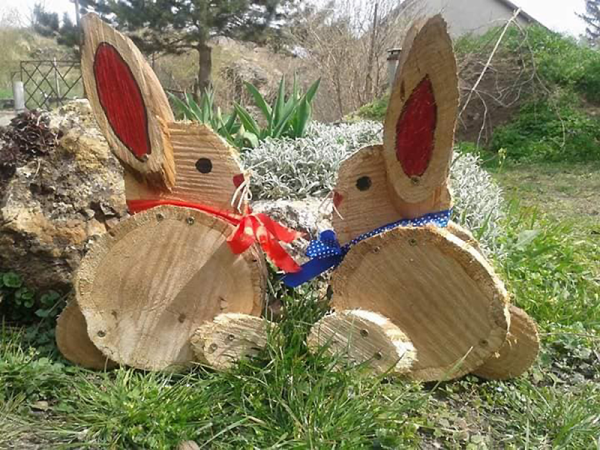 Látványos húsvéti dekoráció fakorongból, házilag: Ha van kerted vagy erkélyed, feltétlenül próbáld ki idén!