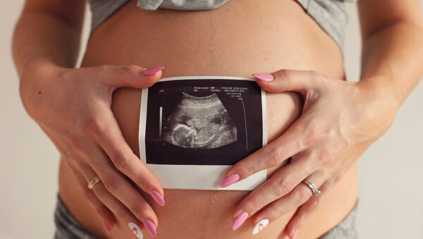 A magzatok látnak, hallanak az anyukájuk hasában, sőt a simogatást is érzékelik - ultrahang fotókon megmutatjuk