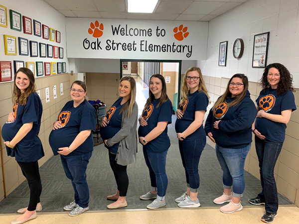 Fotó: Egyszerre 7 tanítónő vár babát ugyanabban az általános iskolában - egyiküknek ráadásul ikrei lesznek!