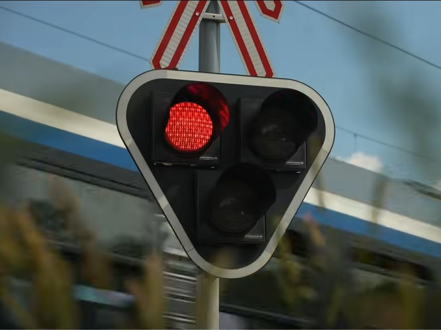 16 éves gyereket gázolt halálra a vonat, mert zenét hallgatott, és a telefonját nyomkodta