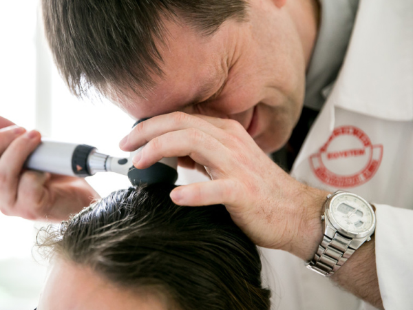 Foltos hajhullás okai, kezelése: Mikortól számít kórosnak a hajhullás? Mit lehet tenni ellene? - Szakember válaszol