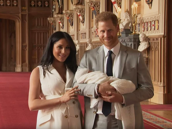 Az első képek Harry herceg és Meghan Markle újszülött kisfiáról! - Nézd, milyen boldogan mosolyog a hercegi család