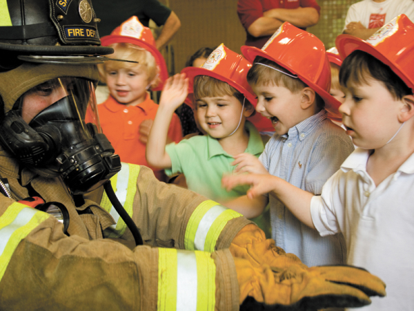 Gyermeknapi ingyenes program a tűzoltóknál 2019: Több mint 400 tűzoltóságon várják a gyerekeket a Nyitott szertárkapuk napján