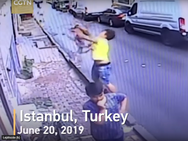 Videó: 2 éves kislány zuhant ki a második emeletről - Ez a fiú az utolsó pillanatban kapta el a gyereket! 