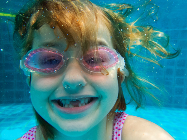 Nyári fülgyulladás okai, tünetei, kezelése - Ezért ne hagyd, hogy a gyerek gyakran lebukjon a víz alá!