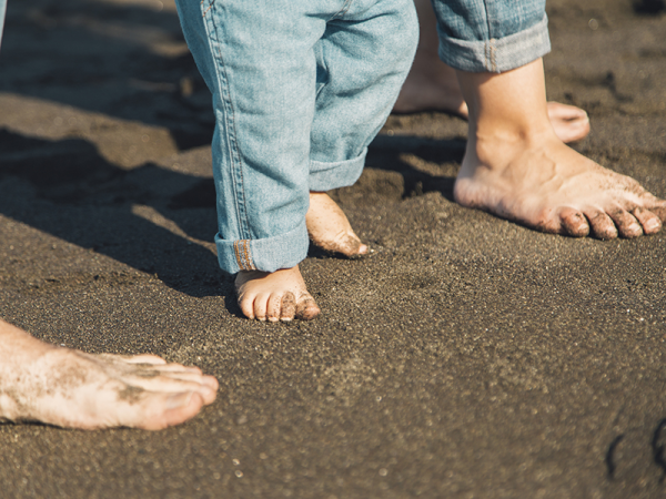 A mezítláb járás előnyei: 10 ok, amiért legyen minél többet mezítláb a gyerek és a felnőtt is!