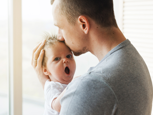Gyermekgondozási pótszabadság apáknak: 1 hónapig az apuka is otthon maradhat párjával és újszülött babájával Ausztriában