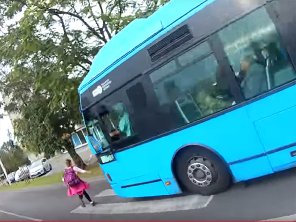 Majdnem elütött a busz egy kislányt Kőbányán, aki szabályosan haladt át a zebrán! - Az esetről videó is készült