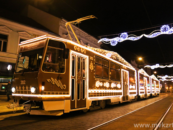 Fotó: Mézeskalács-villamos járja Miskolc utcáit! - A legkülönlegesebb villamosok az országban idén adventkor