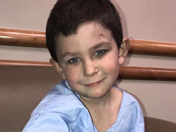Igazi hős! 5 éves kisfiú mentette meg a kishúgát és az egész családot, miután kigyulladt a házuk éjjel