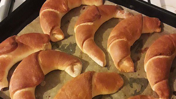 Kívül ropogós, belül puha házi tejes kifli recept: Így készítsd lépésről lépésre! - Kezdőknek is menni fog