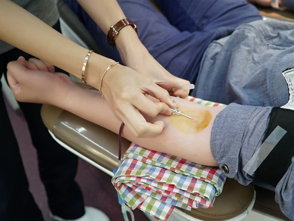 Véradás 2020: Így adhatsz vért, ha elmúltál 18 éves! - Most ráadásul még wellness-hétvégét is nyerhetsz, ha elmész vért adni