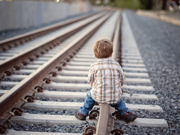 Ezért ne hagyd, hogy a gyerek a vasúti töltés mellett vagy álló vonatokon játsszon! - Figyelmeztetést adott ki a MÁV