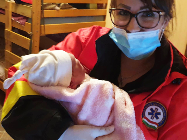 Telefonon segítettek világra egy kisbabát a mentők Zuglóban - Így született a kis Jázmin!