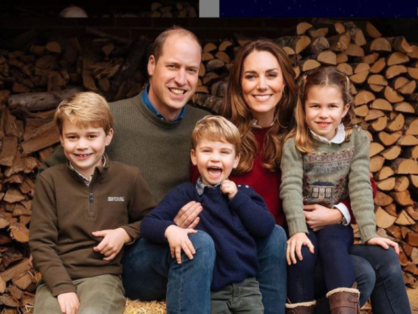 Klasszikus karácsonyi fotóra állt össze a hercegi család! - Nézd, mennyit nőtt György, Sarolta és a kis Lajos