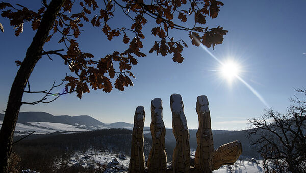 Kilátók Magyarországon: Kéz alakú kilátó hívogatja a kirándulókat a festői Cserhátban