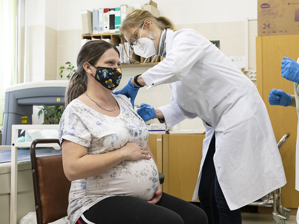 Covid elleni védőoltás kismamáknak: Így módosították a beadási protokollt a legújabb szakmai tapasztalatok alapján
