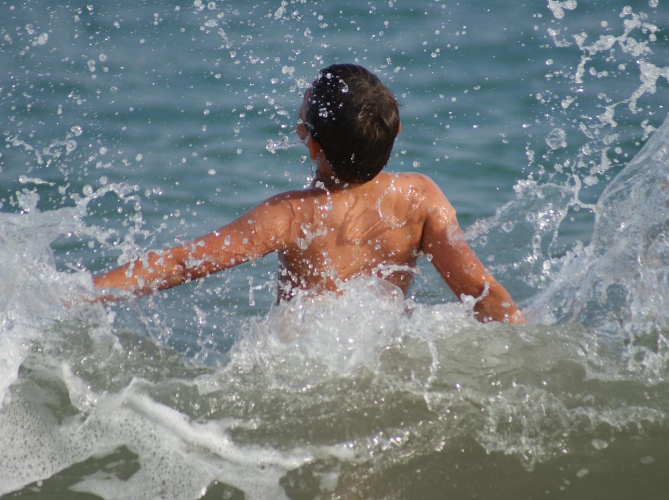 Ő az a hős 13 éves fiú, aki 4 órán át úszott az óceánban, hogy megmentse a családját (VIDEÓ)