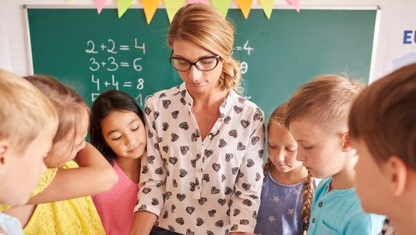 Hogyan lehet jól tanítani a gyerekeket? A tanárnő is bizonyítványt kap a gyerekektől, hogy fejlődhessen