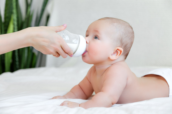 Mikortól és milyen tejet adhatunk a babáknak? - dietetikus válaszol