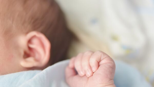 Ettől el fogsz olvadni: az újszülött ikrek egymás kezét fogják - csodálatos videó