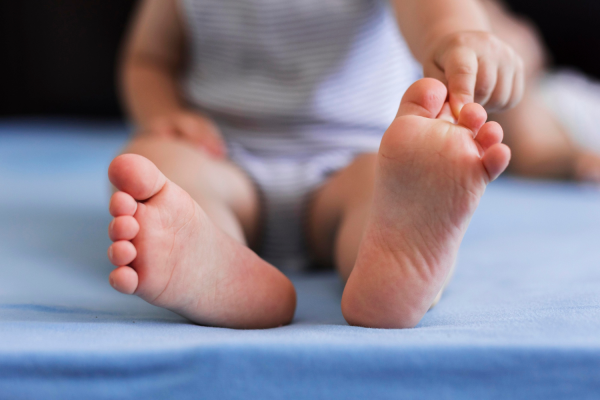 Így óvd a baba lábát! Gyakorlatok a lúdtalp ellen