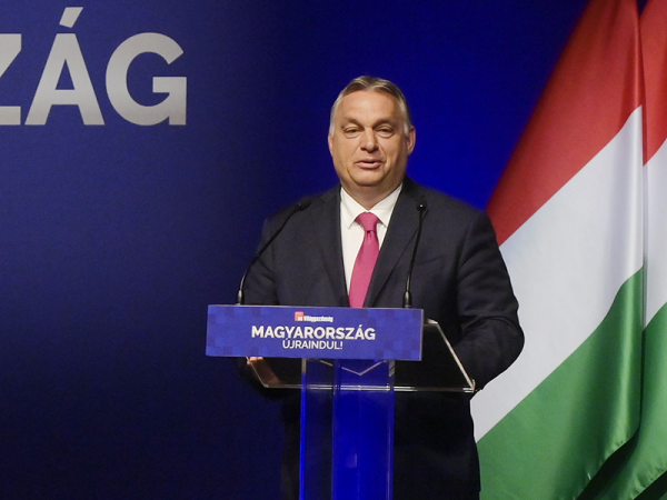 Orbán Viktor: A gyermeket nevelő szülők visszakaphatják az szja-t, 200 ezer forintos minimálbér a láthatáron
