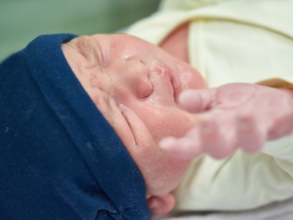 Koraszülött, farfekvéses babát segítettek világra a mentők - Az autópályán született meg a kis Liliom