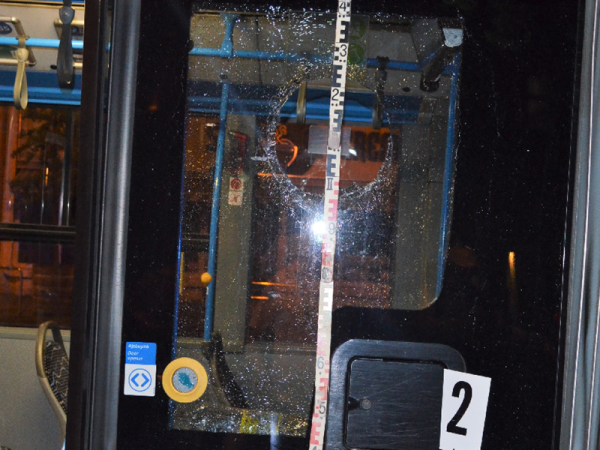 Megsérült egy 4 hónapos csecsemő, miután egy férfi kockakővel bedobta a 8E-busz ablakát Budapesten