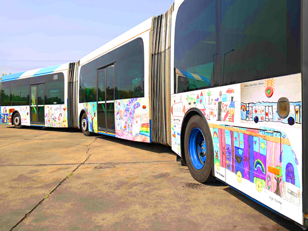Ilyen cuki buszt még nem láttál! - Játszóbusszá alakított át egy duplacsuklós buszt a BKV a gyerekeknek