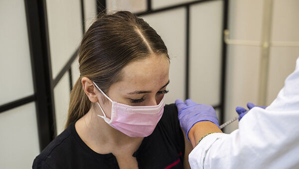 Koronavírus elleni védőoltás 12 év felettieknek: Ezt kell tudnod, ha iskolakezdés előtt szeretnéd beoltatni a gyereket