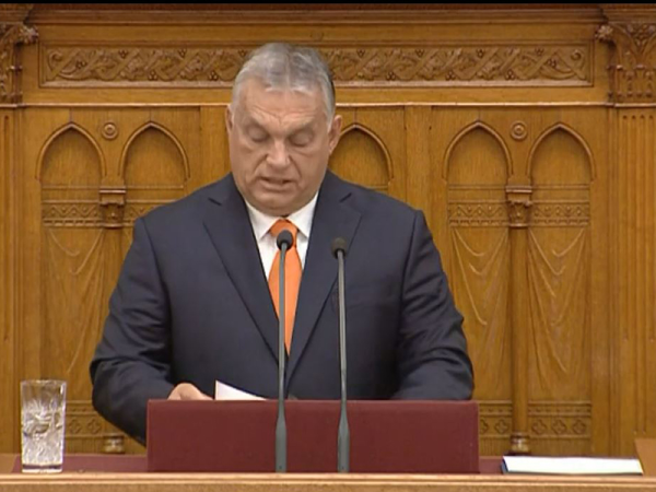 Szja-visszatérítés szülőknek, nyugdíjprémium, 200 ezer forintos minimálbér, harmadik oltás - Orbán Viktor ezekről is beszélt a Parlamentben