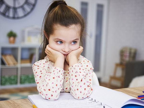 Ha szorong a gyerek az iskolában Milyen jelekre figyelj szülőként? Hogyan segítheted oldani a szorongását? 