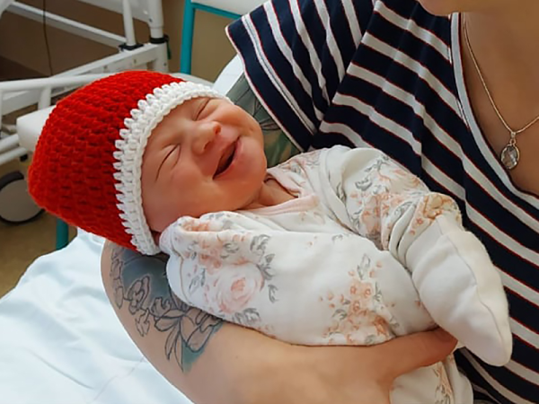 Mikulásbabák 2021: Tündéri Mikulássapkát kaptak a kis újszülöttek a Pécsi Szülészeti és Nőgyógyászati Klinikán