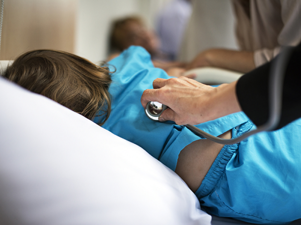 Megszólaltak a gyermekorvosok: Ezért van tele beteg gyerekekkel most minden rendelő és kórház