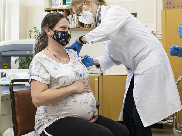 Koronavírus elleni oltás terhesség alatt: 6 hónapig a babát is védi a Covidtól, ha az anya várandósan beoltatta magát