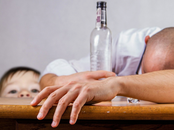 Hogyan hat a szülő alkoholizmusa a gyerek fejlődésére?