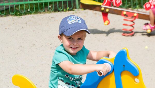 Elképesztően fejleszti a gyerekeket, mégis alig használják - 16 ok, amiért nagyon fontos a rugós játék 