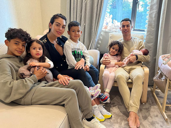 A tragédia után hazatérhetett a kórházból Cristiano Ronaldo párja és újszülött kislányuk - Közös fotón a család