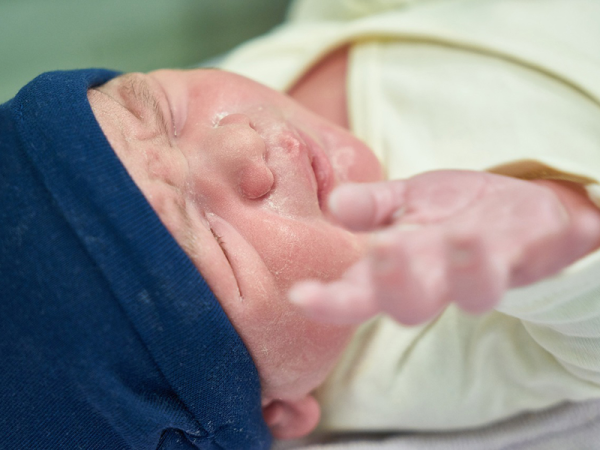 Dugóban veszteglő kismamánál indult meg a szülés az M3-as autópályán - Így született meg a kis Vencel