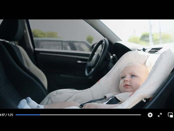Ezért ne hagyd egy percre sem a zárt autóban a gyereket! - Drámai videóval hívja fel a figyelmet a veszélyre a rendőrség