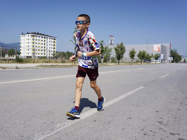 Egy 10 éves magyar kisfiú lefutotta a szarajevói maratont a kánikulai hőségben - 