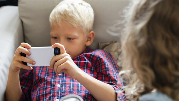 Nem a sok mobilozástól lesz hiperaktív a gyerek, hanem fordítva - A tévézés károsabb, mint a kütyüzés?