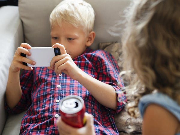 Nem a sok mobilozástól lesz hiperaktív a gyerek, hanem fordítva - A tévézés károsabb, mint a kütyüzés?