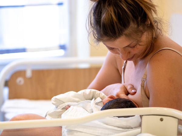 Felnőttként is egészségesebb, akit gyerekkorában anyatejjel tápláltak - Miért fontos az igény szerinti szoptatás?