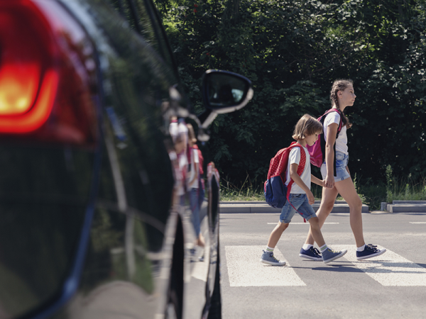 Biztonságos közlekedés gyerekeknek: 8 fontos dolog, amit taníts meg a gyereknek, mielőtt egyedül engeded az iskolába
