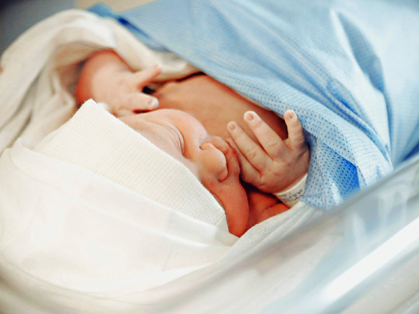 Nem várta meg, míg beérnek a kórházba! A mentőkocsiban született meg a kisfiú Heves megyében