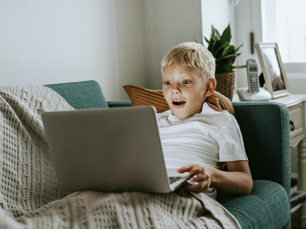 Ezt csinálja a gyereked, amikor az internet előtt ül! - Mi a netezés legfőbb kockázata a szülők és tanárok szerint?
